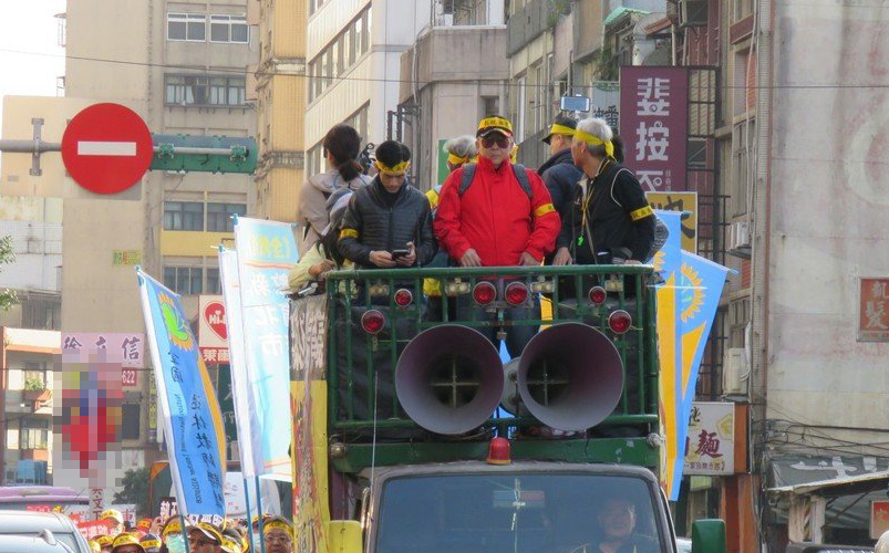 監(jiān)督年金改革行動(dòng)聯(lián)盟22日在蔡英文辦公室管制區(qū)周邊小規(guī)模游行抗議 監(jiān)督年金改革行動(dòng)聯(lián)盟22日在蔡英文辦公室管制區(qū)周邊小規(guī)模游行抗議