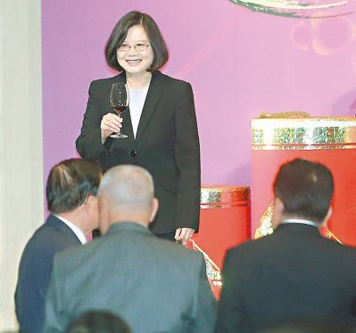 蔡正元痛罵蔡當局無能:借一兆元搞投資 定打水漂 蔡正元痛罵蔡當局無能:借一兆元搞投資 定打水漂