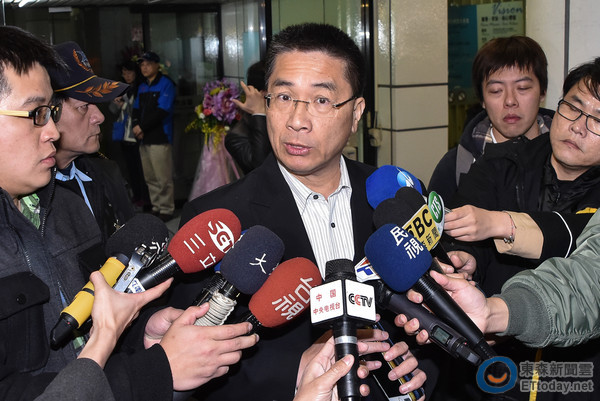 臺當(dāng)局稱游覽車翻覆事故為單一事件 藍(lán)營:鴕鳥心態(tài) 臺當(dāng)局稱游覽車翻覆事故為單一事件 藍(lán)營:鴕鳥心態(tài)