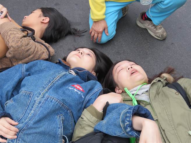 “臺獨”勢力拆蔣介石銅像不成躺馬路中央耍賴 “臺獨”勢力拆蔣介石銅像不成躺馬路中央耍賴