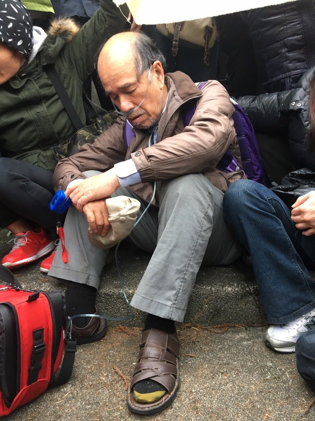 “臺獨”勢力拆蔣介石銅像不成躺馬路中央耍賴 “臺獨”勢力拆蔣介石銅像不成躺馬路中央耍賴