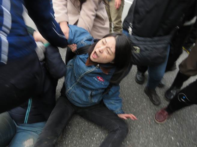 “臺獨”勢力拆蔣介石銅像不成躺馬路中央耍賴 “臺獨”勢力拆蔣介石銅像不成躺馬路中央耍賴