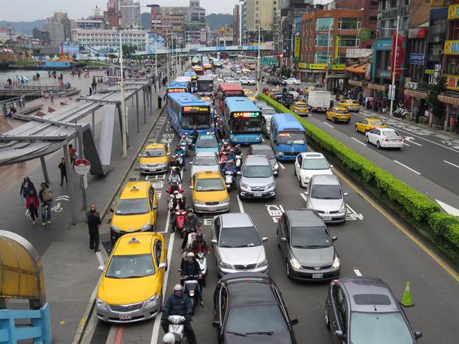 “臺獨”勢力拆蔣介石銅像不成躺馬路中央耍賴 “臺獨”勢力拆蔣介石銅像不成躺馬路中央耍賴