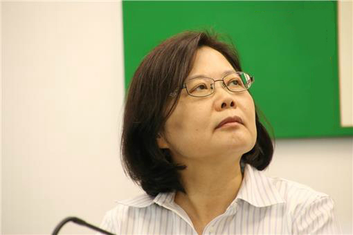 蔡英文執政操勞多了幾根白發? 網友:她任后我滿頭白發 蔡英文執政操勞多了幾根白發? 網友:她任后我滿頭白發