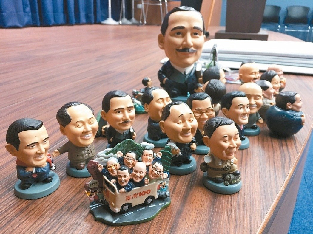 在中正紀念堂販賣的蔣公Q版公仔日前遭無預警下架。 在中正紀念堂販賣的蔣公Q版公仔日前遭無預警下架。