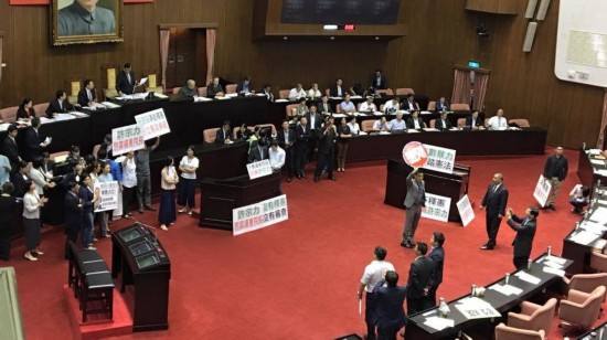 臺(tái)灣民意機(jī)構(gòu)開(kāi)電視頻道沒(méi)人看,民眾:開(kāi)會(huì)都在吵架。 臺(tái)灣民意機(jī)構(gòu)開(kāi)電視頻道沒(méi)人看,民眾:開(kāi)會(huì)都在吵架。