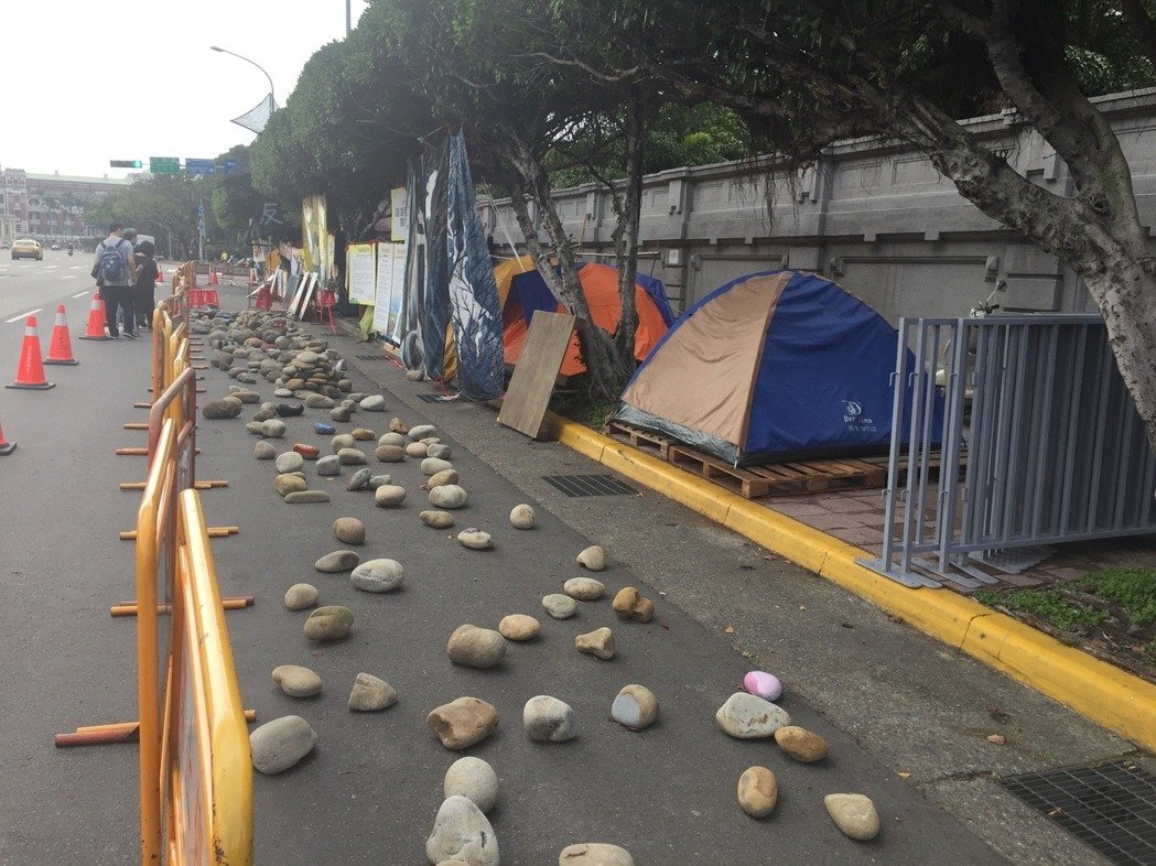 “最會(huì)溝通”泡沫被戳破!蔡英文辦公室周邊變抗議露營(yíng)區(qū) “最會(huì)溝通”泡沫被戳破!蔡英文辦公室周邊變抗議露營(yíng)區(qū)