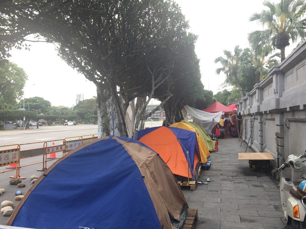 “最會(huì)溝通”泡沫被戳破!蔡英文辦公室周邊變抗議露營(yíng)區(qū) “最會(huì)溝通”泡沫被戳破!蔡英文辦公室周邊變抗議露營(yíng)區(qū)