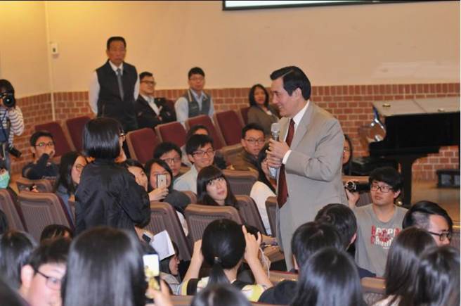 �RӢ���٬F(xi��n)���R����Ĭ�����vͻȻ��(qi��ng)�{(di��o)���Ҳ���ͬ־��