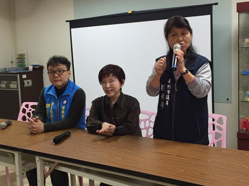 洪秀柱連續奔波基層致喉嚨失聲 支持者心疼落淚 洪秀柱連續奔波基層致喉嚨失聲 支持者心疼落淚