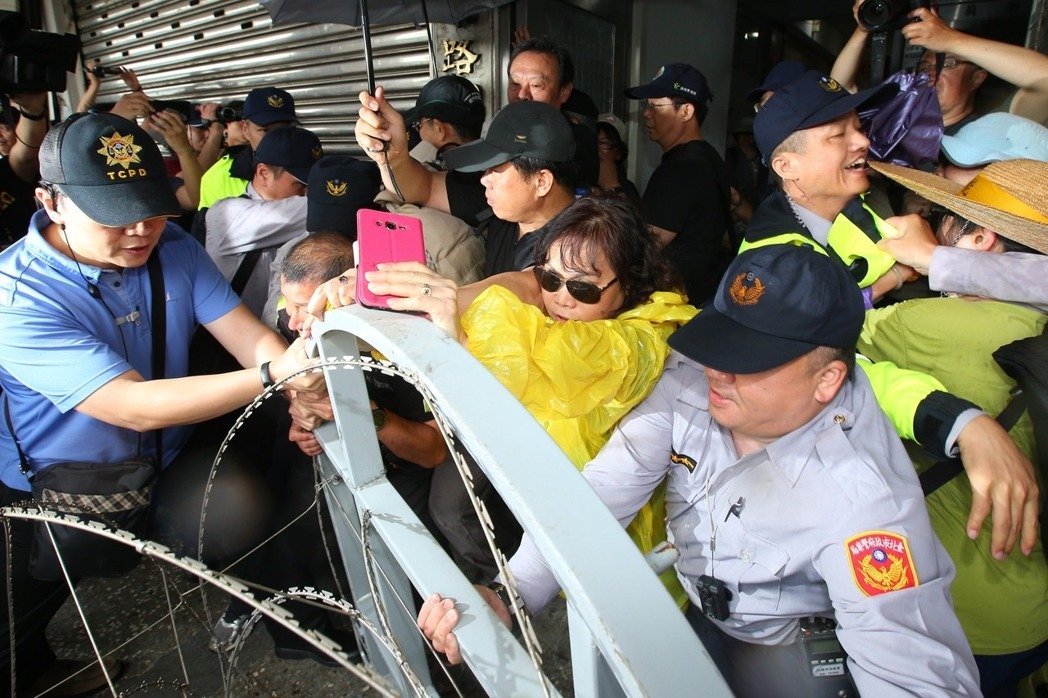 臺抗議群眾冒雨前進民進黨中央 感慨"蒼天都會流淚" 臺抗議群眾冒雨前進民進黨中央 感慨"蒼天都會流淚"