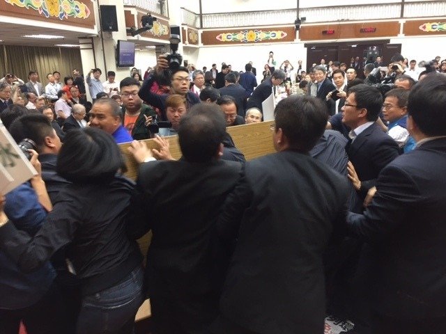 又是妙過!民進(jìn)黨當(dāng)局20分鐘通過“前瞻計(jì)劃”草案。(圖片來源:臺(tái)灣《聯(lián)合報(bào)》) 又是妙過!民進(jìn)黨當(dāng)局20分鐘通過“前瞻計(jì)劃”草案。(圖片來源:臺(tái)灣《聯(lián)合報(bào)》)