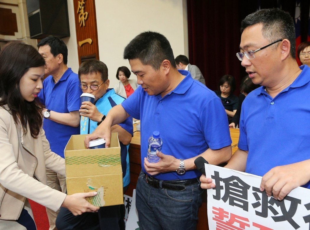 藍綠陣營臺上混戰臺下放松 美食隨便吃還有鮮榨果汁 藍綠陣營臺上混戰臺下放松 美食隨便吃還有鮮榨果汁