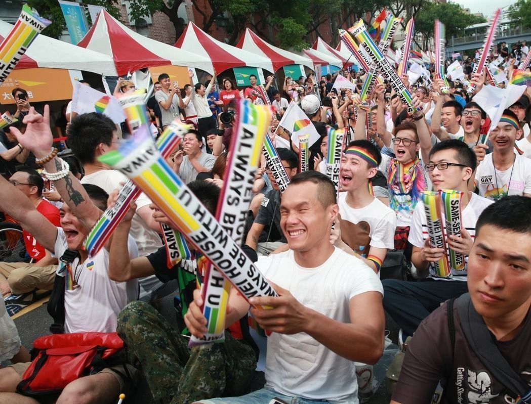 臺(tái)媒:“大法官”幫同婚解套 蔡當(dāng)局陷入兩難 臺(tái)媒:“大法官”幫同婚解套 蔡當(dāng)局陷入兩難