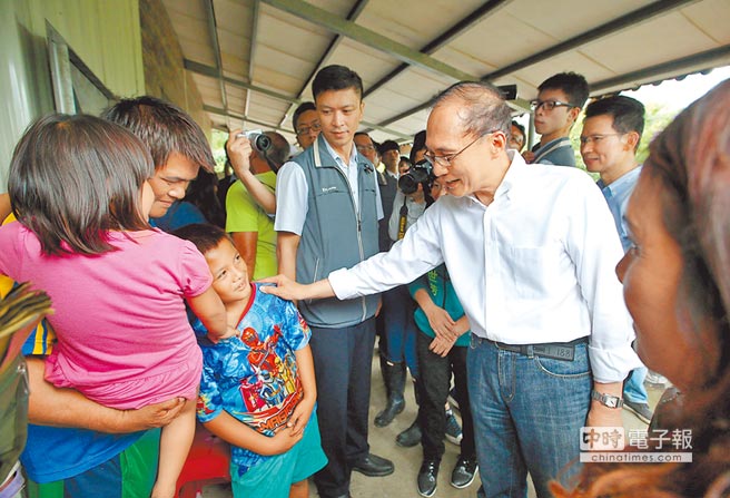 林全勘察暴雨災(zāi)情 居民:把我們當(dāng)人看 不要每次應(yīng)付 林全勘察暴雨災(zāi)情 居民:把我們當(dāng)人看 不要每次應(yīng)付