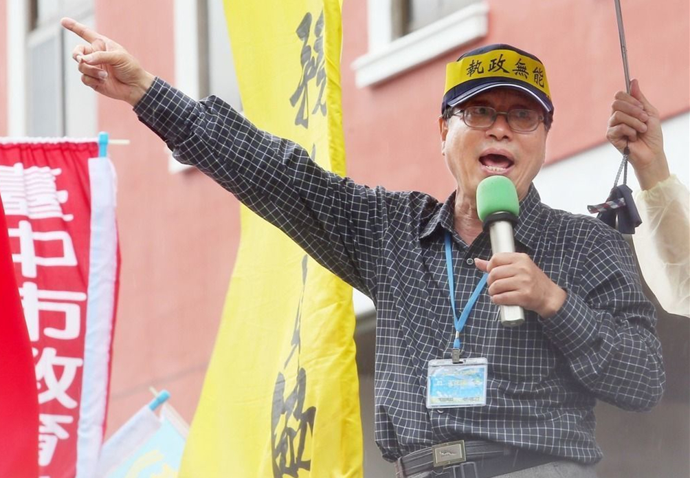 3萬(wàn)軍公教將上街反年改 誓言會(huì)讓蔡英文在拒馬中出巡 3萬(wàn)軍公教將上街反年改 誓言會(huì)讓蔡英文在拒馬中出巡