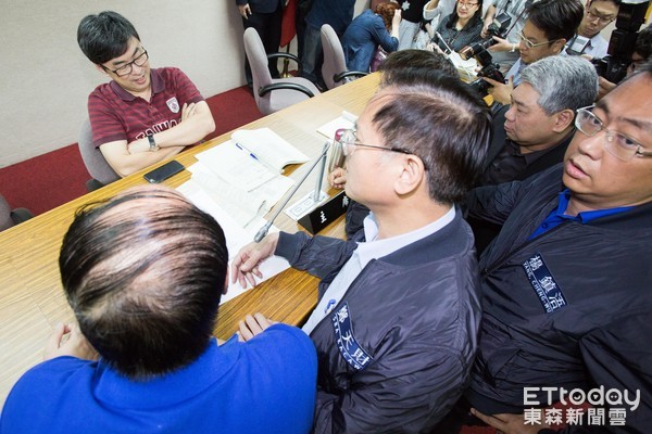 反年改“戰事”不斷 李來希將帥3萬大軍包圍“立法院” 反年改“戰事”不斷 李來希將帥3萬大軍包圍“立法院”