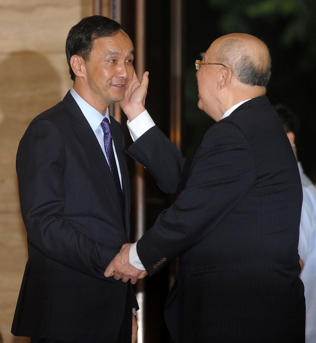 國民黨六位主席齊聚首出席餐會并為吳伯雄慶生 國民黨六位主席齊聚首出席餐會并為吳伯雄慶生