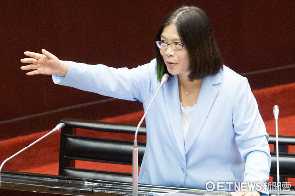 "綠委"不甩黨內(nèi)5搶1戰(zhàn)勢 叫囂要與吳敦義角逐高雄市長 "綠委"不甩黨內(nèi)5搶1戰(zhàn)勢 叫囂要與吳敦義角逐高雄市長