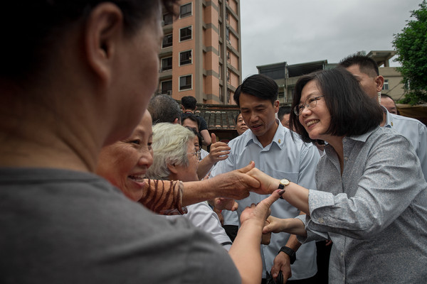 �_���{(di��o)����6���񱊲��M��Ӣ���ڃɰ��Pϵ�ı��F(xi��n)