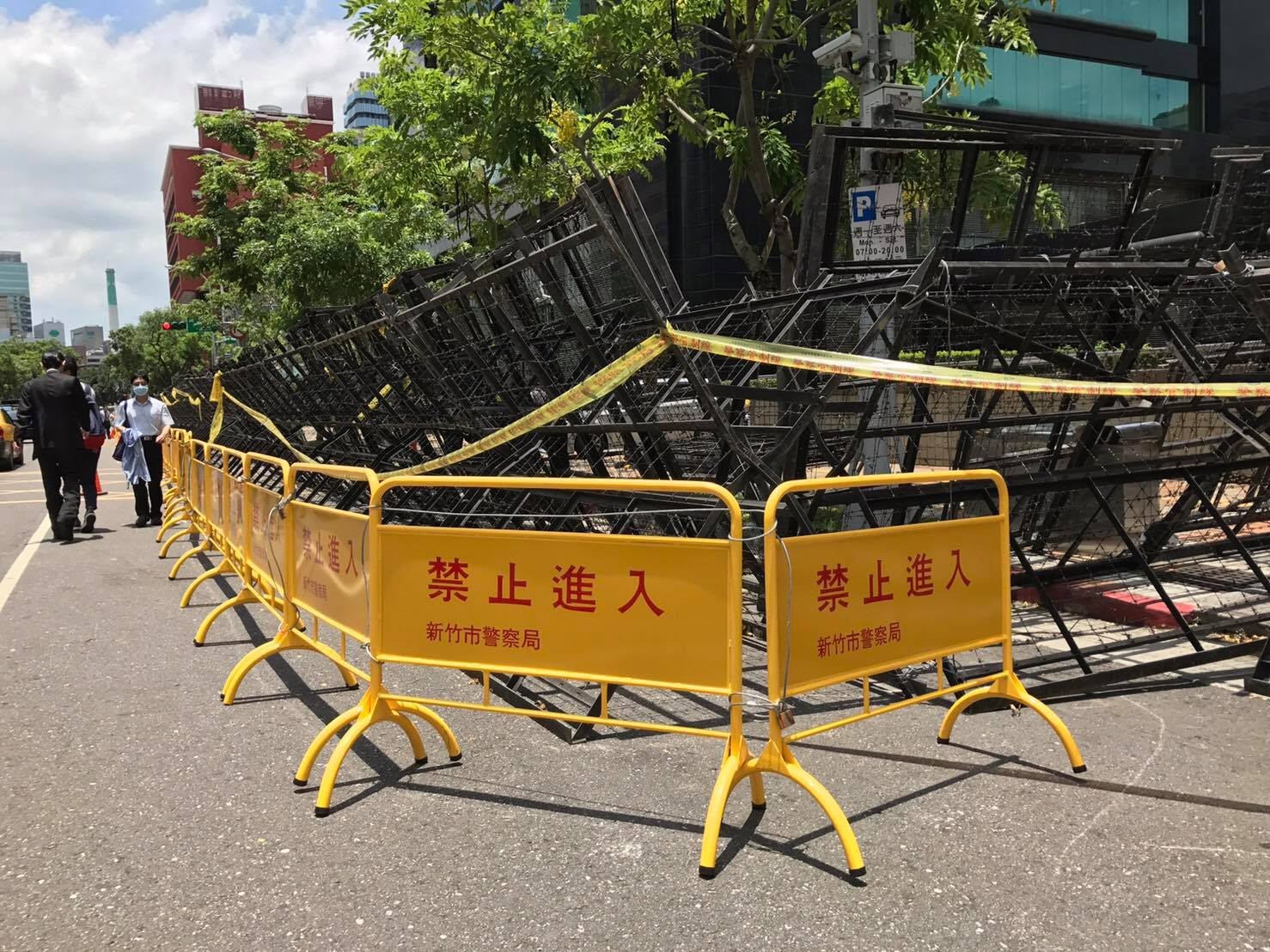 臺(tái)當(dāng)局為擋抗議民眾維安過(guò)猛 竟遠(yuǎn)赴新竹外借路障 臺(tái)當(dāng)局為擋抗議民眾維安過(guò)猛 竟遠(yuǎn)赴新竹外借路障