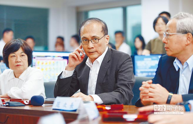 臺當(dāng)局“行政院長”林全(中)。(圖片來源:臺灣“中時電子報”) 臺當(dāng)局“行政院長”林全(中)。(圖片來源:臺灣“中時電子報”)