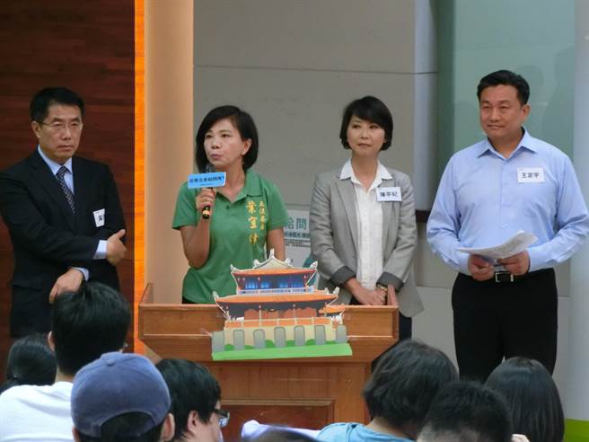 臺南4名“綠委”高調支持“臺獨” 網友:戰爭時別跑 臺南4名“綠委”高調支持“臺獨” 網友:戰爭時別跑