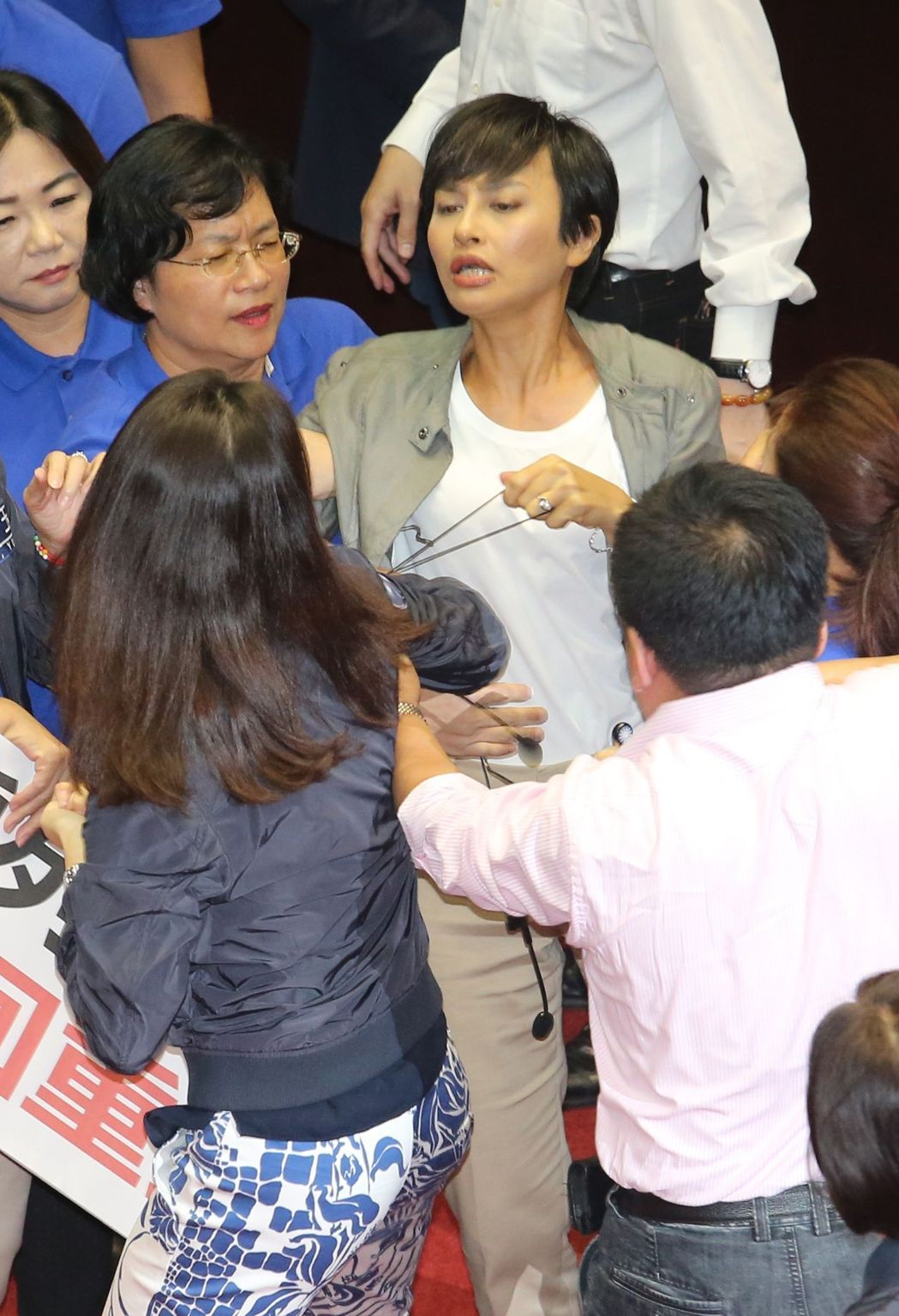 臺灣民意機構“前瞻”談話會發生混戰 “綠委”被扇耳光 臺灣民意機構“前瞻”談話會發生混戰 “綠委”被扇耳光