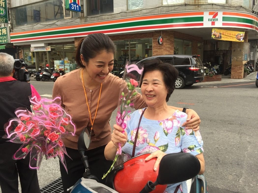 “立委”許淑華(左)親和力十足,常在南投縣的街頭,有支持者趨前致意 “立委”許淑華(左)親和力十足,常在南投縣的街頭,有支持者趨前致意