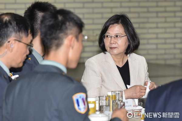 蔡英文稱不懂“一例一休”條文 遭批:最不負(fù)責(zé)任的政治笑話 蔡英文稱不懂“一例一休”條文 遭批:最不負(fù)責(zé)任的政治笑話