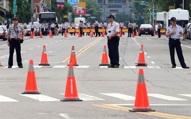 蔡英文出行為避抗議群眾 兩路口開外就實(shí)行交通管制 蔡英文出行為避抗議群眾 兩路口開外就實(shí)行交通管制