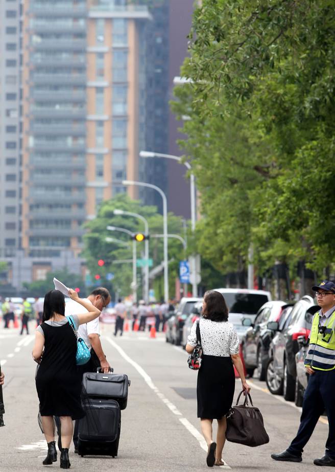 蔡英文出行為避抗議群眾 兩路口開外就實(shí)行交通管制 蔡英文出行為避抗議群眾 兩路口開外就實(shí)行交通管制