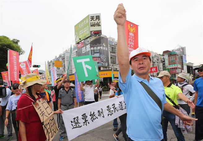 蔡英文出行為避抗議群眾 兩路口開外就實(shí)行交通管制 蔡英文出行為避抗議群眾 兩路口開外就實(shí)行交通管制