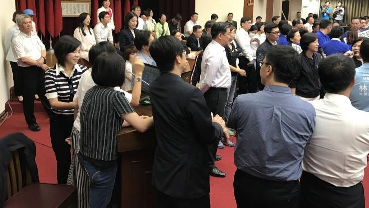 �]���£����M�h���h��һ������(zh��n)�����{�IŮ���