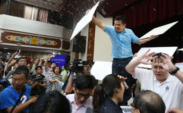 “立院”丟水球算什么 當年“武器”更驚人 “立院”丟水球算什么 當年“武器”更驚人