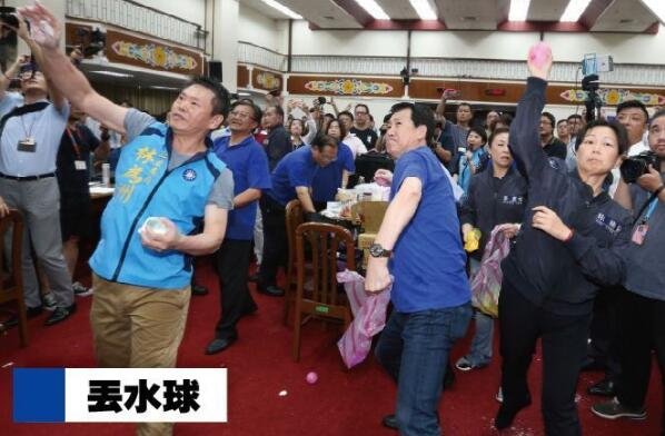 “立院”丟水球算什么 當年“武器”更驚人 “立院”丟水球算什么 當年“武器”更驚人