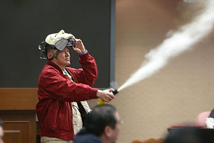 “立院”丟水球算什么 當年“武器”更驚人 “立院”丟水球算什么 當年“武器”更驚人