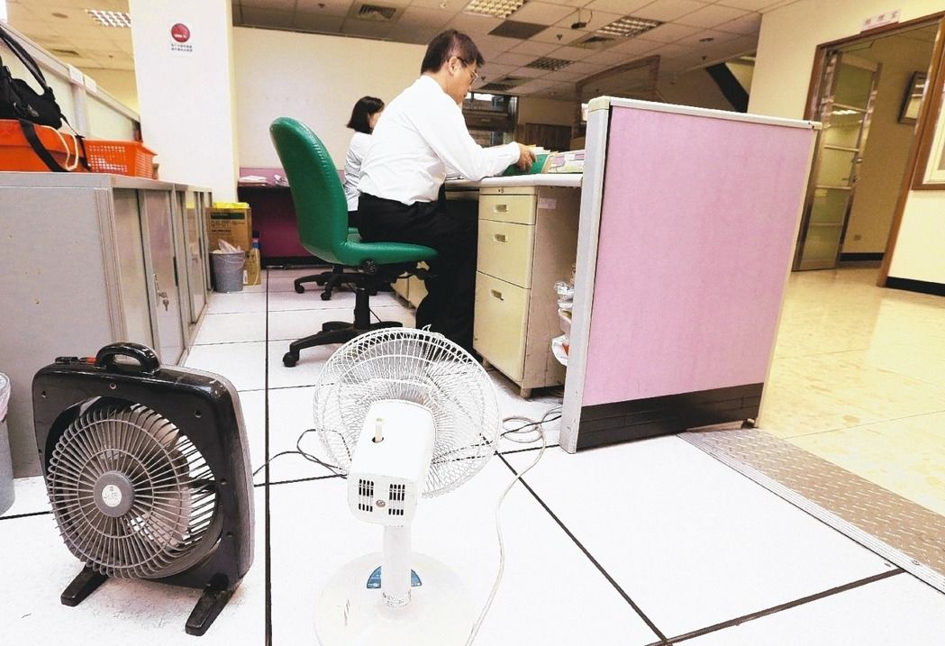 臺灣“關空調節電”鬧劇殺青 公務員批:很無聊 臺灣“關空調節電”鬧劇殺青 公務員批:很無聊