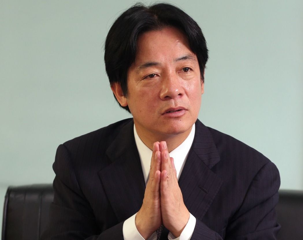 賴清德深夜返家遭媒體蹲守包圍 間接證實“組閣”傳聞 賴清德深夜返家遭媒體蹲守包圍 間接證實“組閣”傳聞