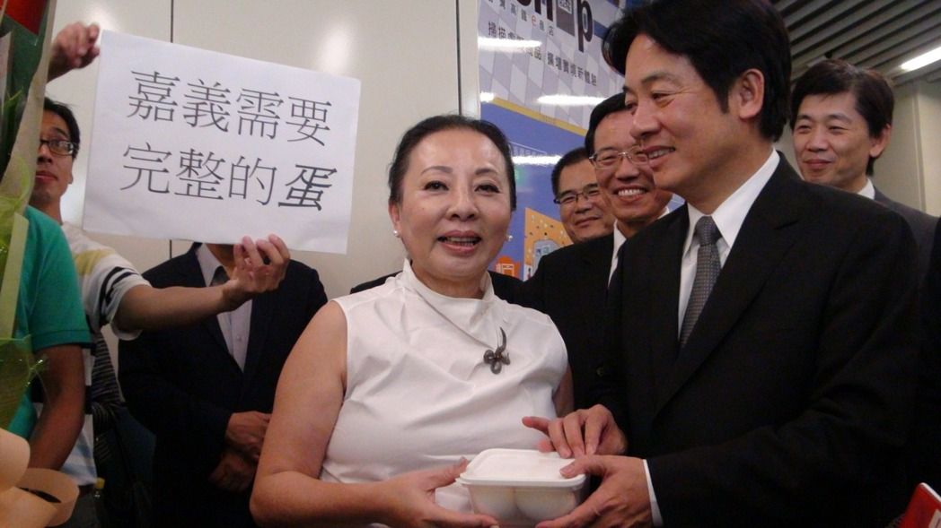 賴清德北上就任“行政院長” 張花冠送“蛋蛋的實力” 賴清德北上就任“行政院長” 張花冠送“蛋蛋的實力”