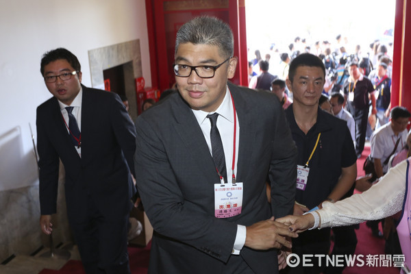 “數(shù)字悠游卡”掀戰(zhàn)火 連勝文驚:我竟與柯文哲看法相同 “數(shù)字悠游卡”掀戰(zhàn)火 連勝文驚:我竟與柯文哲看法相同