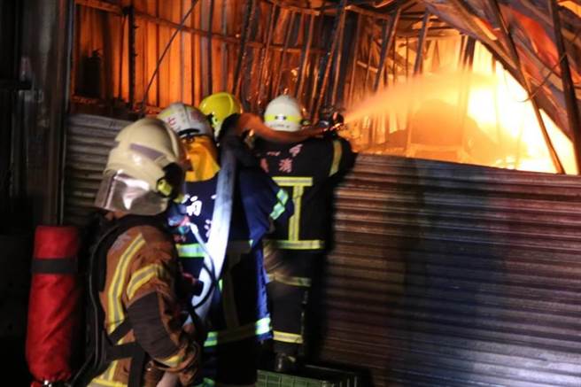 臺(tái)南蔬菜廠(chǎng)22日半夜起火 工廠(chǎng)及倉(cāng)庫(kù)付之一炬 臺(tái)南蔬菜廠(chǎng)22日半夜起火 工廠(chǎng)及倉(cāng)庫(kù)付之一炬