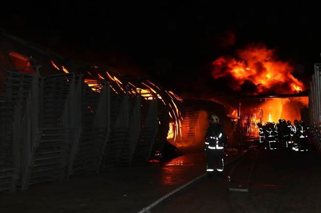 臺(tái)南蔬菜廠(chǎng)22日半夜起火 工廠(chǎng)及倉(cāng)庫(kù)付之一炬 臺(tái)南蔬菜廠(chǎng)22日半夜起火 工廠(chǎng)及倉(cāng)庫(kù)付之一炬