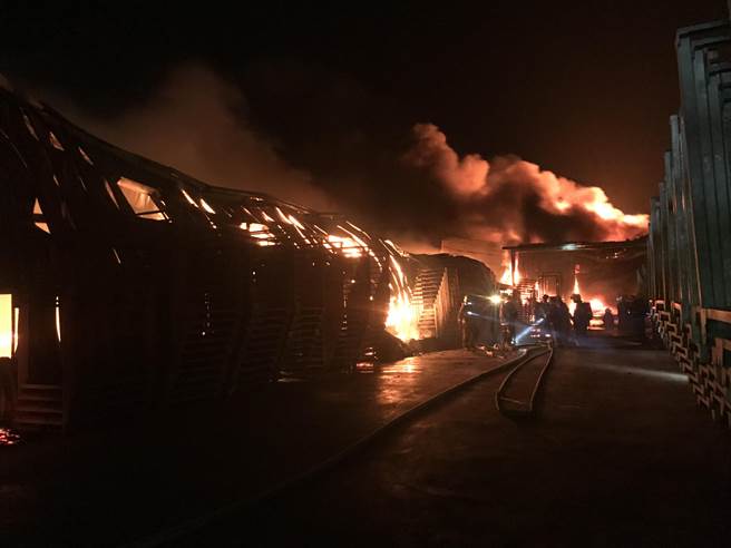 臺(tái)南蔬菜廠(chǎng)22日半夜起火 工廠(chǎng)及倉(cāng)庫(kù)付之一炬 臺(tái)南蔬菜廠(chǎng)22日半夜起火 工廠(chǎng)及倉(cāng)庫(kù)付之一炬