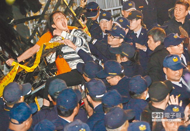 “怒”字當(dāng)選臺灣“立法院”年度代表字 “怒”字當(dāng)選臺灣“立法院”年度代表字