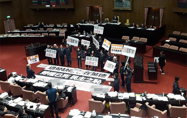 臺"勞基法"二讀通過:7休1松綁 勞工最長連上12天班 臺"勞基法"二讀通過:7休1松綁 勞工最長連上12天班