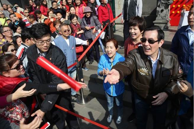 馬英九發春聯人氣旺 臺網友:從不后悔投票給他! 馬英九發春聯人氣旺 臺網友:從不后悔投票給他!