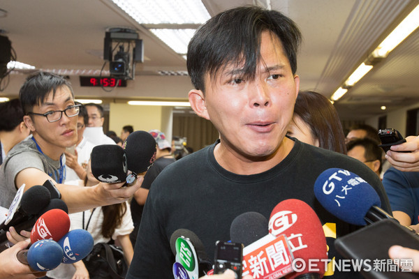 黃國昌無預警向選民派送圍脖示好 官位不保開始慌了? 黃國昌無預警向選民派送圍脖示好 官位不保開始慌了?