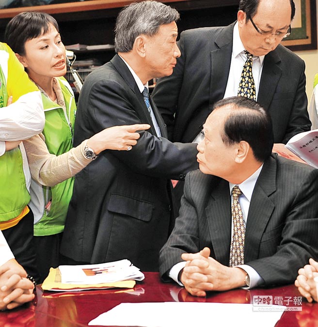 踹門、罵人、打架 這位女“綠委”曾靠丑態(tài)火到日本 踹門、罵人、打架 這位女“綠委”曾靠丑態(tài)火到日本