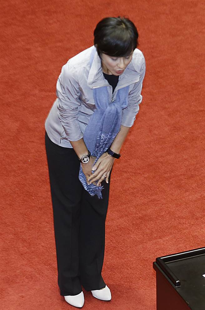 踹門、罵人、打架 這位女“綠委”曾靠丑態(tài)火到日本 踹門、罵人、打架 這位女“綠委”曾靠丑態(tài)火到日本